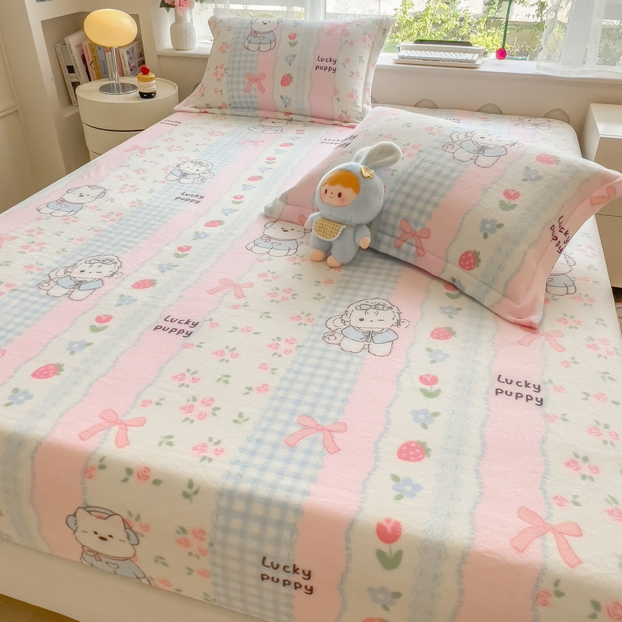 91家纺网 家纺一手货源 找家纺 丝羽坊 2025新款印花小清新牛奶绒印花床笠三件套 草莓洋娃娃