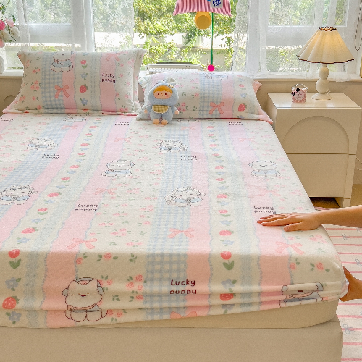 91家纺网 家纺一手货源 找家纺 丝羽坊 2025新款印花小清新牛奶绒印花床笠三件套 草莓洋娃娃