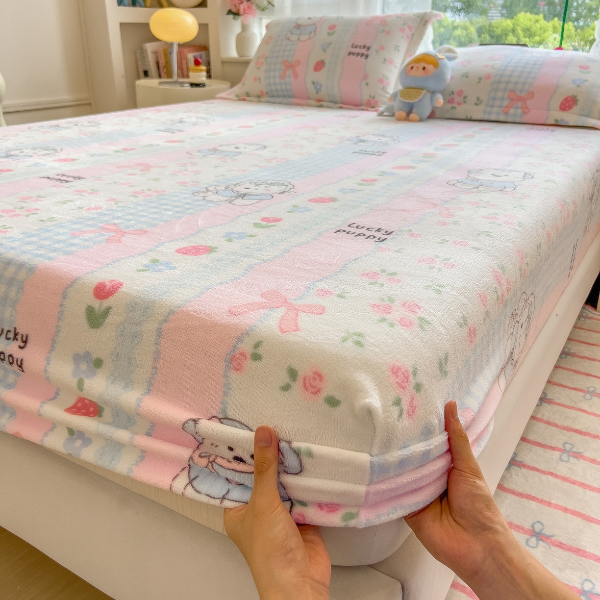 91家纺网 家纺一手货源 找家纺 丝羽坊 2025新款印花小清新牛奶绒印花床笠三件套 草莓洋娃娃