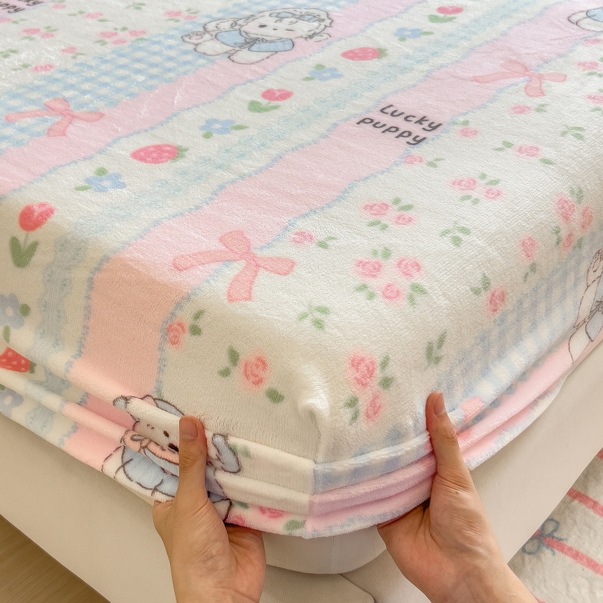 91家纺网 家纺一手货源 找家纺 丝羽坊 2025新款印花小清新牛奶绒印花床笠三件套 草莓洋娃娃