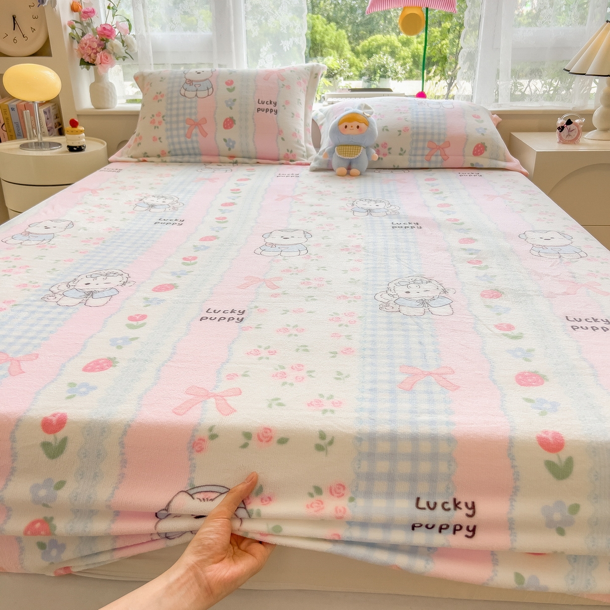 91家纺网 家纺一手货源 找家纺 丝羽坊 2025新款印花小清新牛奶绒印花床笠三件套 草莓洋娃娃