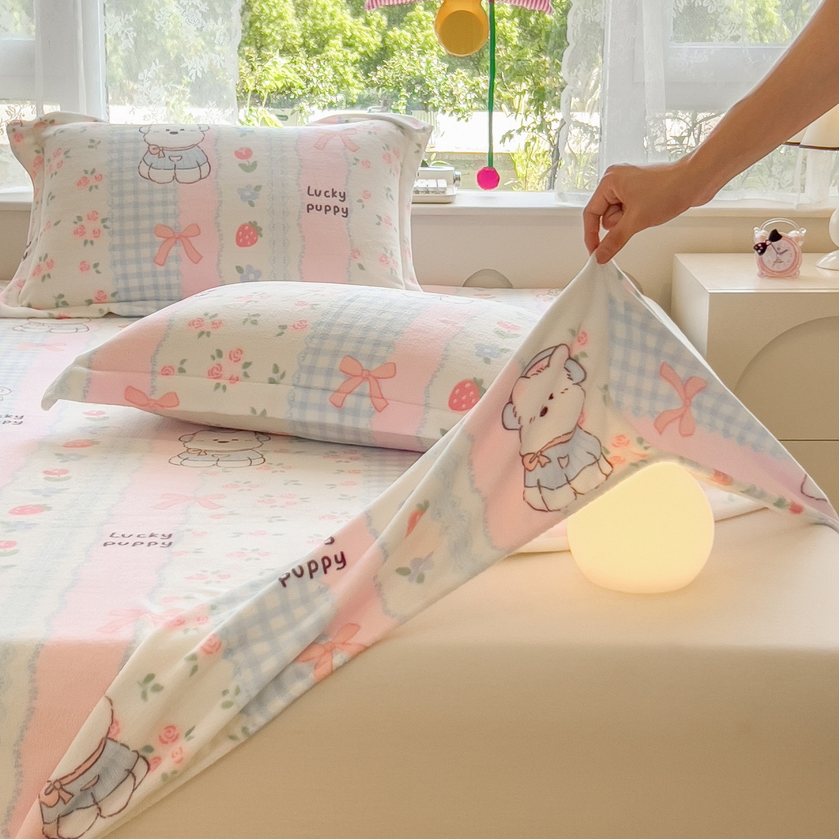 91家纺网 家纺一手货源 找家纺 丝羽坊 2025新款印花小清新牛奶绒印花床笠三件套 草莓洋娃娃