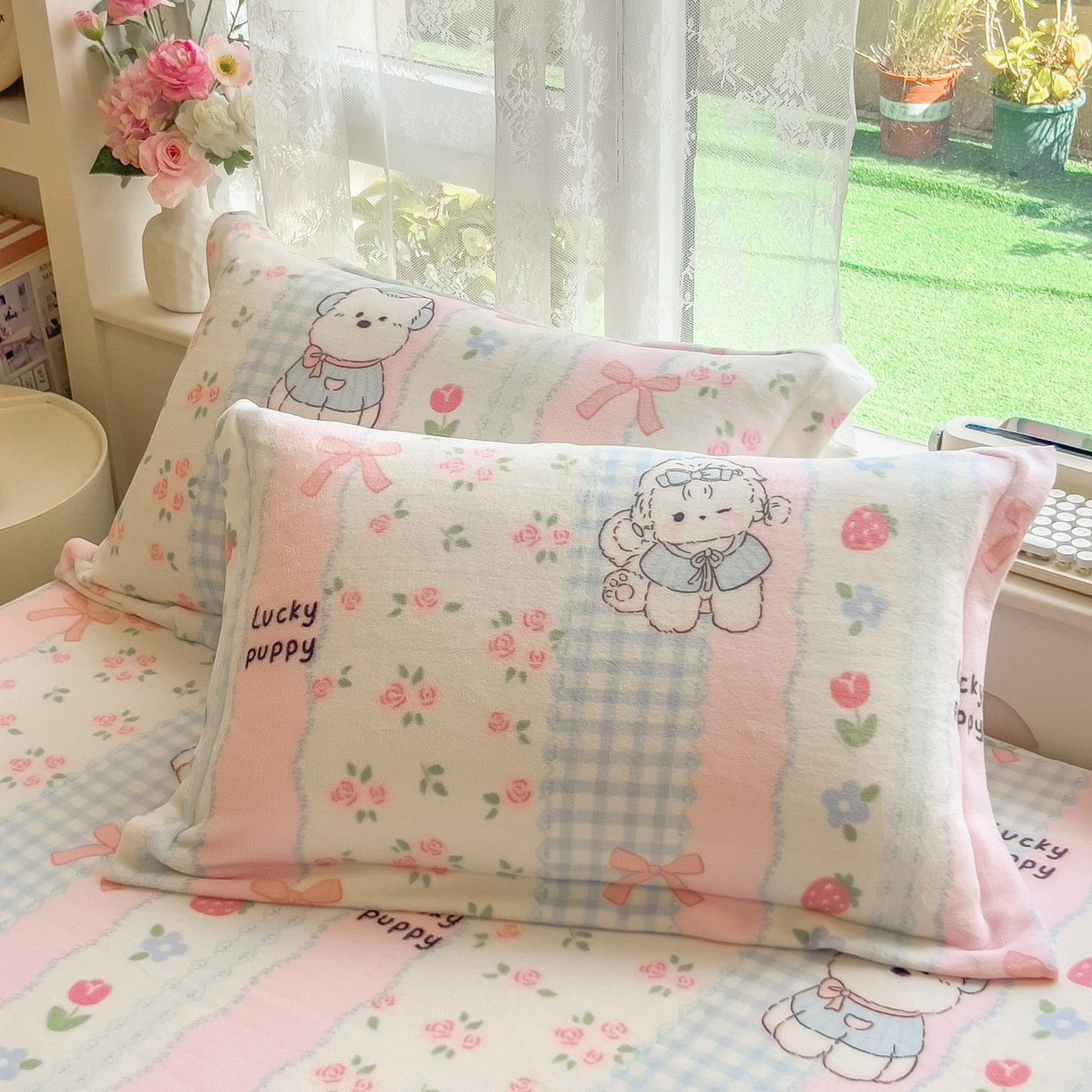 91家纺网 家纺一手货源 找家纺 丝羽坊 2025新款印花小清新牛奶绒印花床笠三件套 草莓洋娃娃