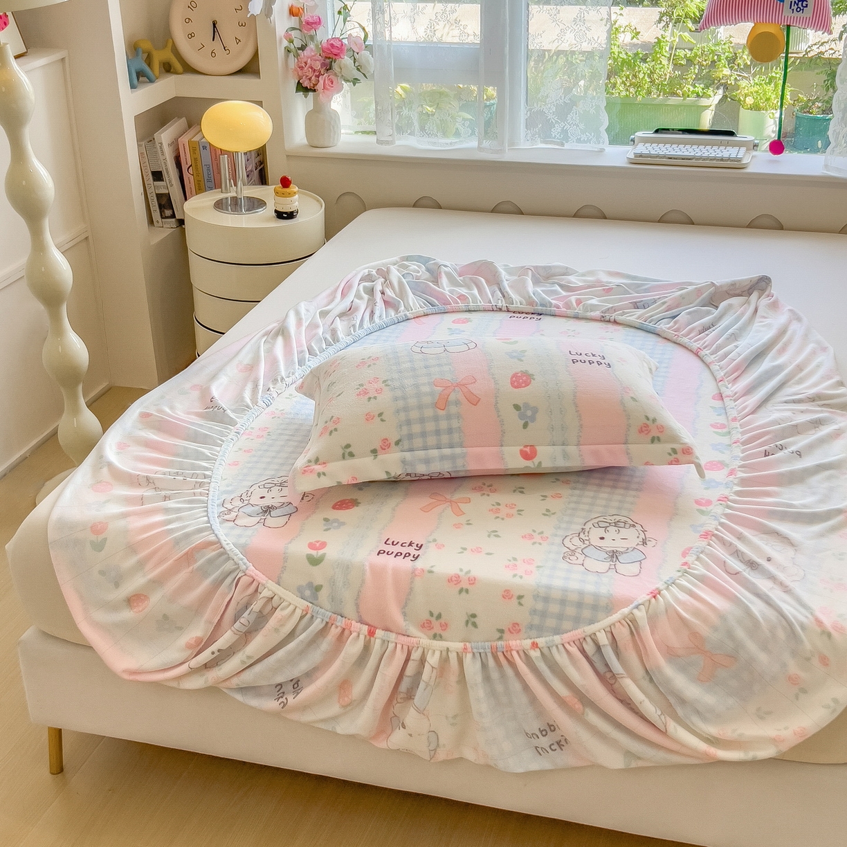 91家纺网 家纺一手货源 找家纺 丝羽坊 2025新款印花小清新牛奶绒印花床笠三件套 草莓洋娃娃