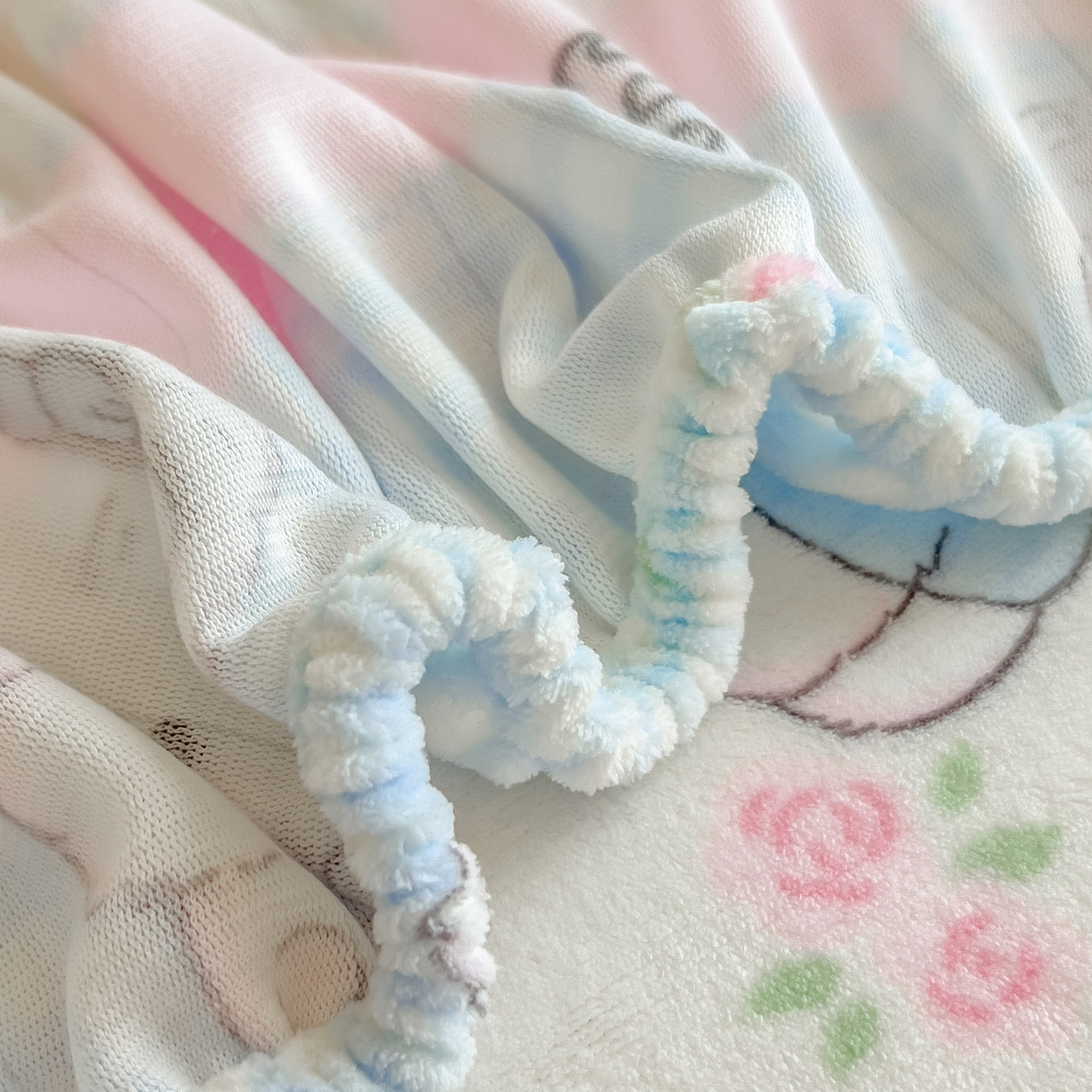 91家纺网 家纺一手货源 找家纺 丝羽坊 2025新款印花小清新牛奶绒印花床笠三件套 草莓洋娃娃