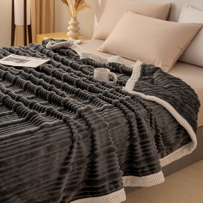 91家纺网 家纺一手货源 找家纺 雅诗帛 2025新款A类兔毛绒子母条毛毯双面云朵绒毛毯宿舍牛奶绒小被毯轻奢时尚加厚保暖盖毯休闲绒毯毯子 墨羽灰