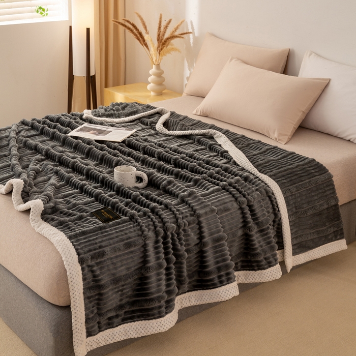 91家纺网 家纺一手货源 找家纺 雅诗帛 2025新款A类兔毛绒子母条毛毯双面云朵绒毛毯宿舍牛奶绒小被毯轻奢时尚加厚保暖盖毯休闲绒毯毯子 墨羽灰