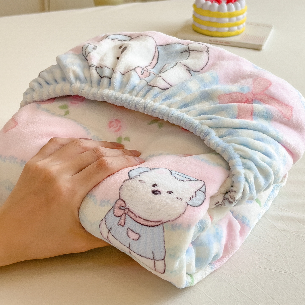 91家纺网 家纺一手货源 找家纺 丝羽坊 2025新款印花小清新牛奶绒印花床笠三件套 草莓洋娃娃