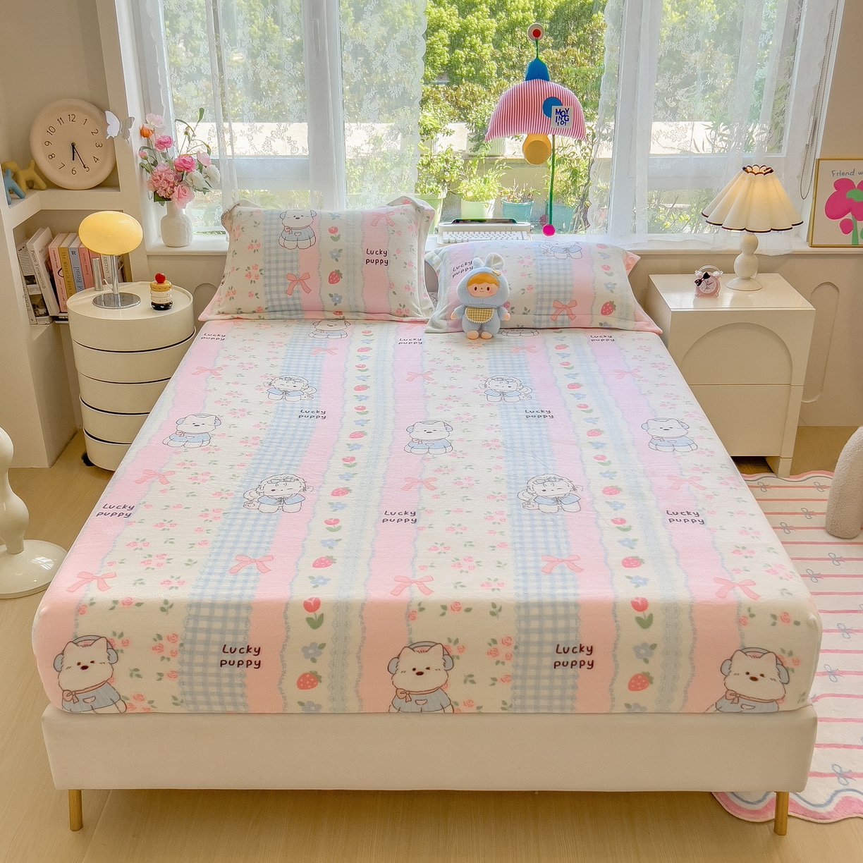 91家纺网 家纺一手货源 找家纺 丝羽坊 2025新款印花小清新牛奶绒印花床笠三件套 草莓洋娃娃