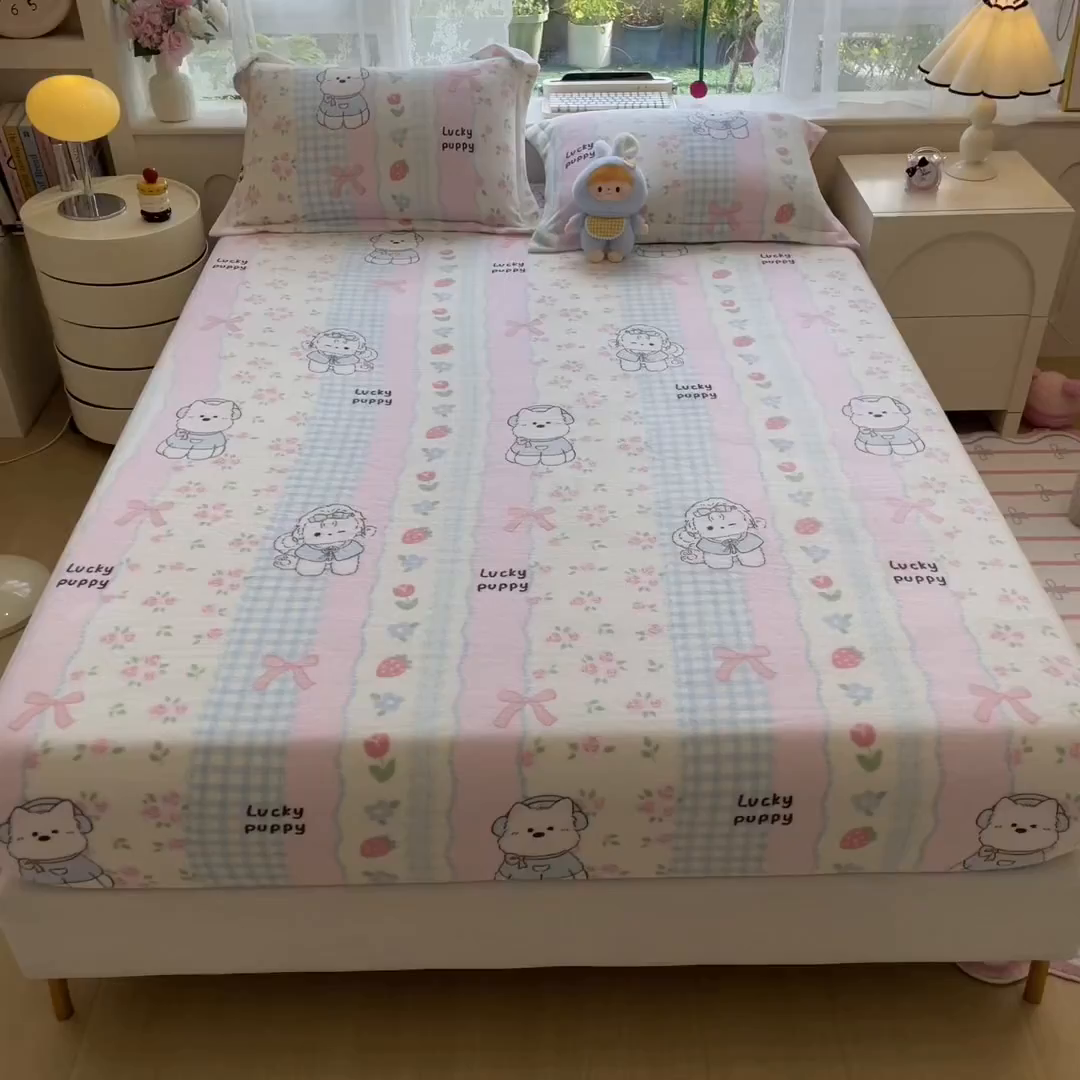 91家纺网 家纺一手货源 找家纺 丝羽坊 2025新款印花小清新牛奶绒印花床笠三件套 草莓洋娃娃