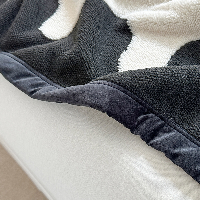 91家纺网 家纺一手货源 找家纺 雅诗帛 2025新款黑白阳离子复合多功能毛毯 熊猫
