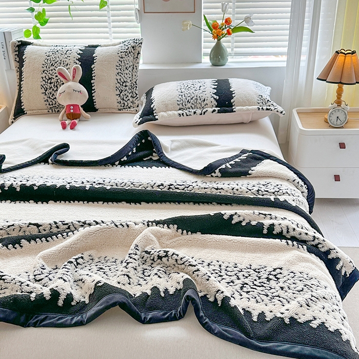 91家纺网 家纺一手货源 找家纺 雅诗帛 2025新款黑白阳离子复合多功能毛毯 时光条