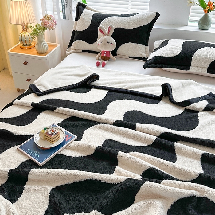 91家纺网 家纺一手货源 找家纺 雅诗帛 2025新款黑白阳离子复合多功能毛毯 水波纹