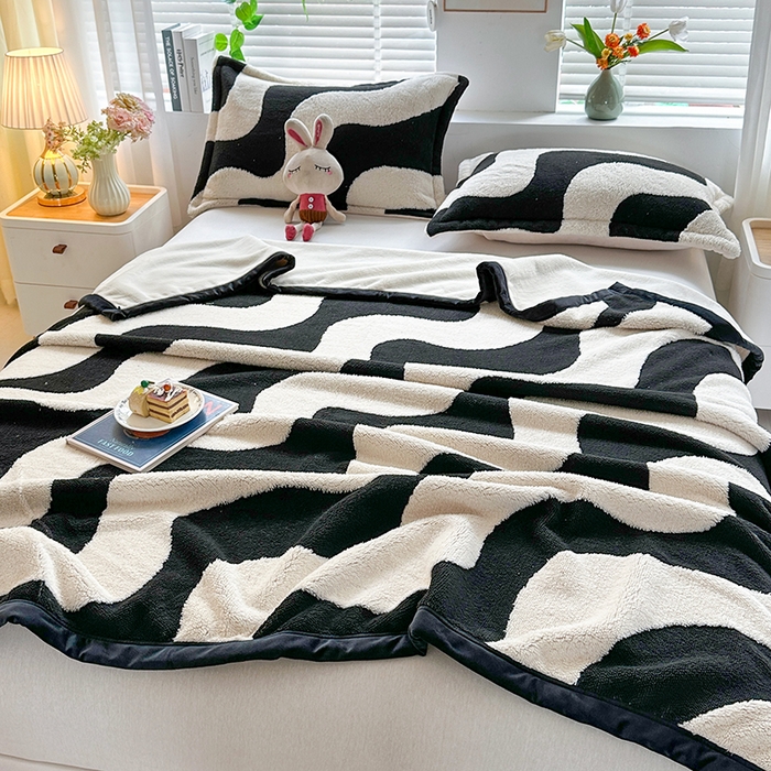 91家纺网 家纺一手货源 找家纺 雅诗帛 2025新款黑白阳离子复合多功能毛毯 水波纹