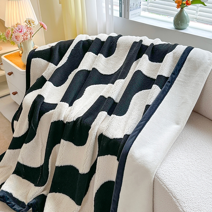 91家纺网 家纺一手货源 找家纺 雅诗帛 2025新款黑白阳离子复合多功能毛毯 水波纹