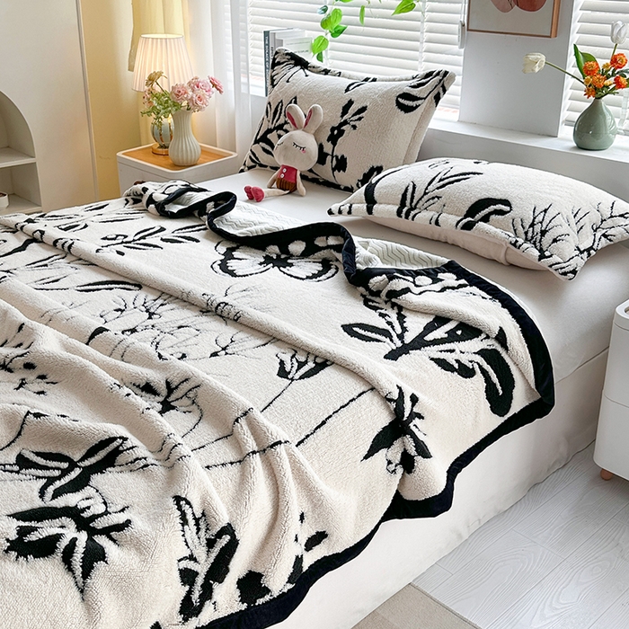 91家纺网 家纺一手货源 找家纺 雅诗帛 2025新款黑白阳离子复合多功能毛毯 蝴蝶森林