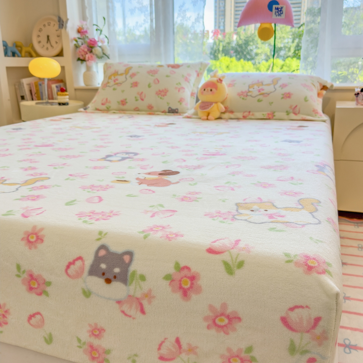 91家纺网 家纺一手货源 找家纺 丝羽坊 2025新款印花小清新牛奶绒印花床笠三件套 花的邂逅