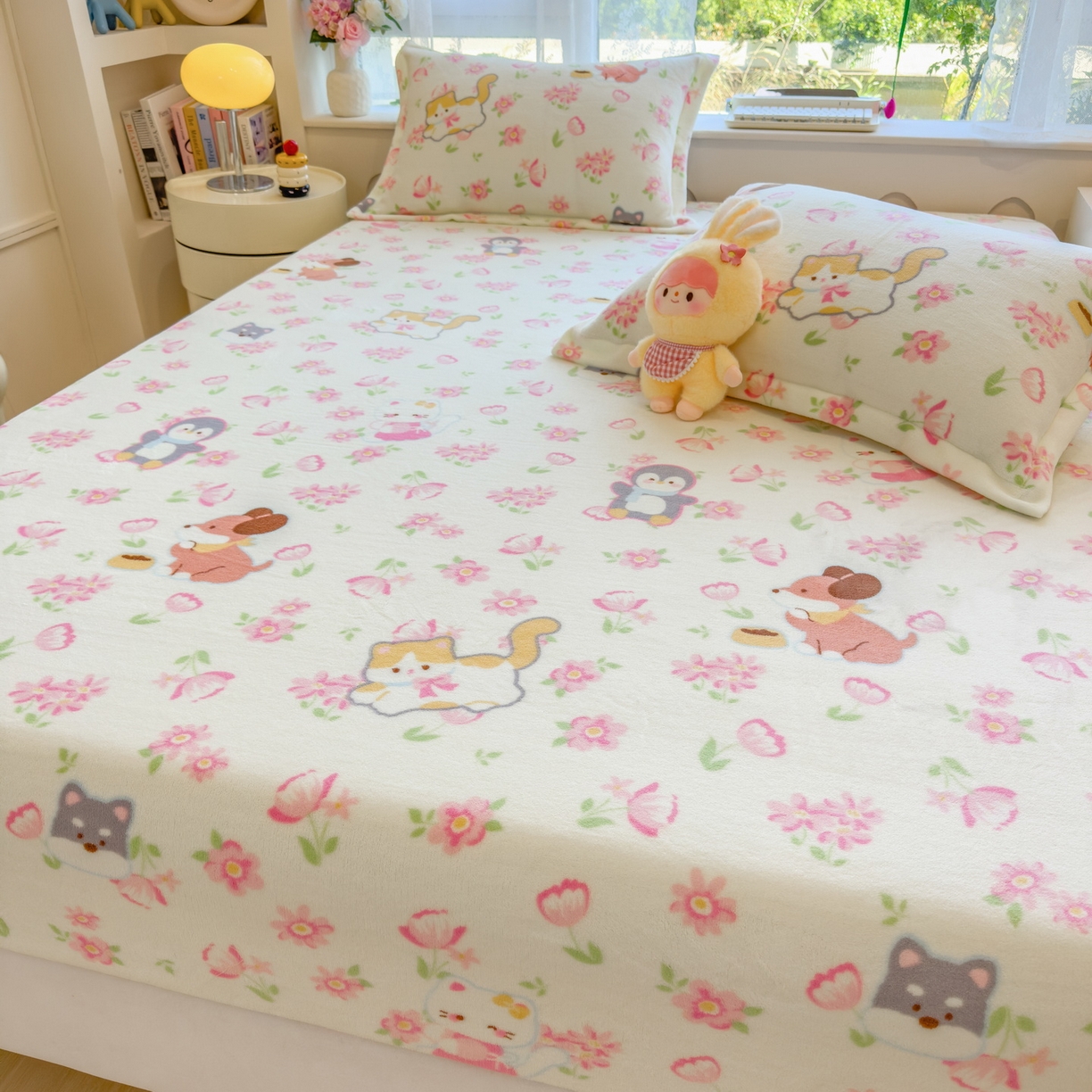 91家纺网 家纺一手货源 找家纺 丝羽坊 2025新款印花小清新牛奶绒印花床笠三件套 花的邂逅