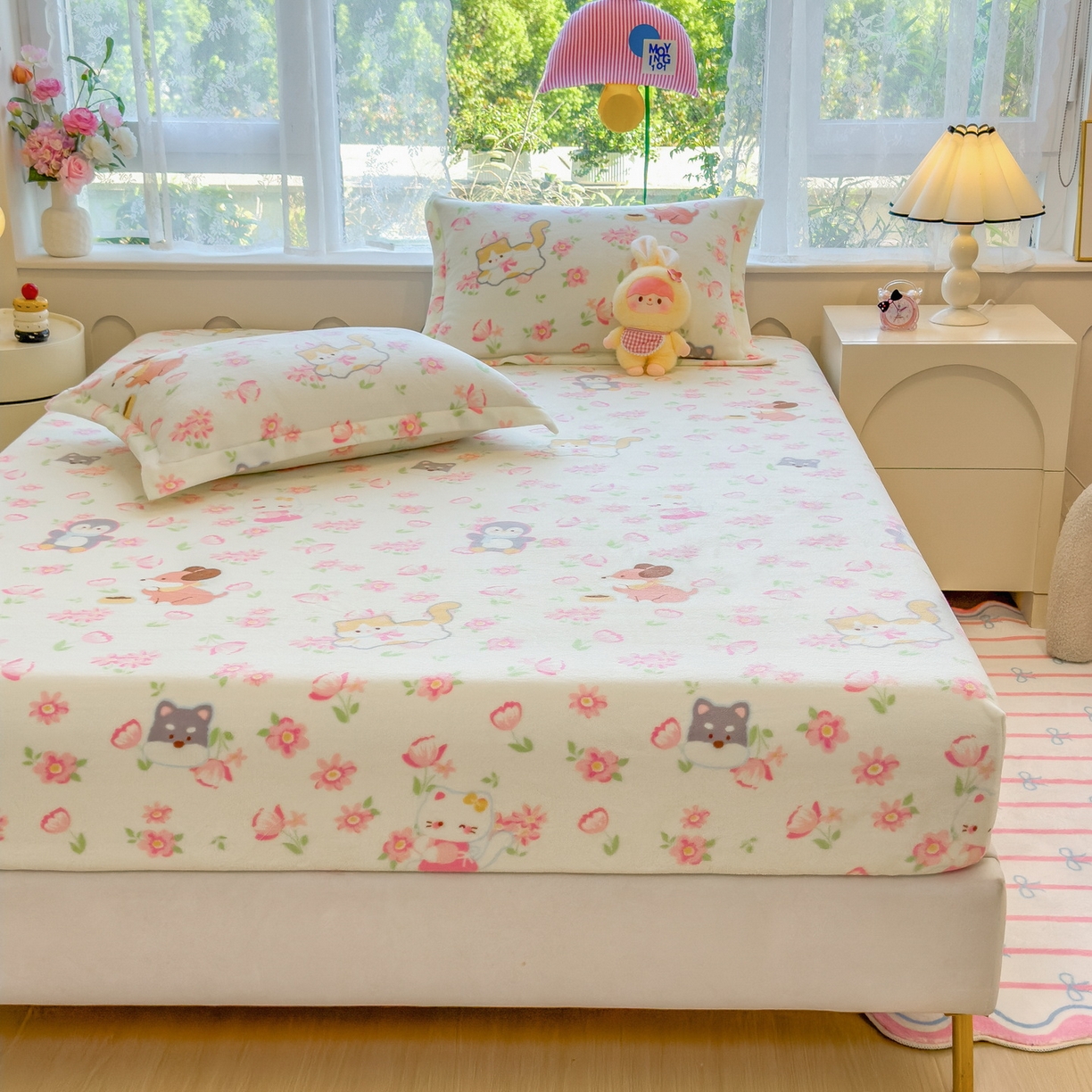 91家纺网 家纺一手货源 找家纺 丝羽坊 2025新款印花小清新牛奶绒印花床笠三件套 花的邂逅