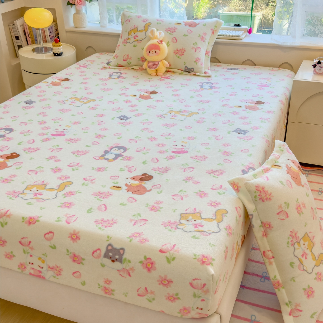 91家纺网 家纺一手货源 找家纺 丝羽坊 2025新款印花小清新牛奶绒印花床笠三件套 花的邂逅