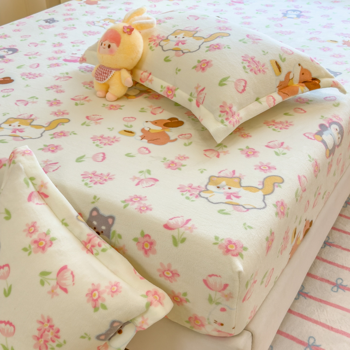 91家纺网 家纺一手货源 找家纺 丝羽坊 2025新款印花小清新牛奶绒印花床笠三件套 花的邂逅