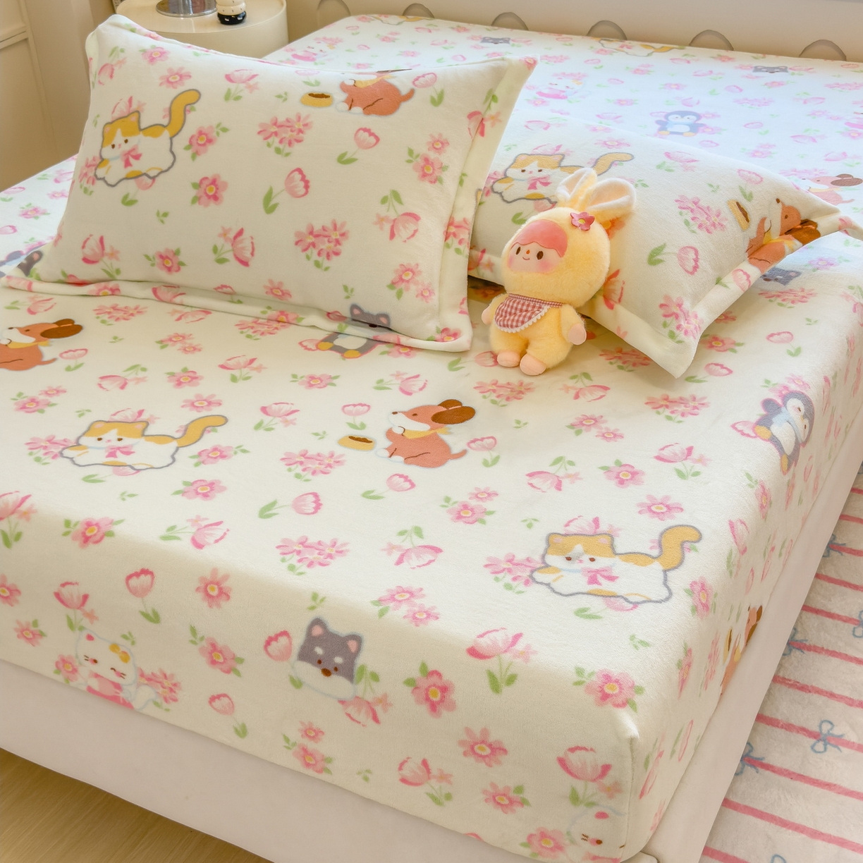 91家纺网 家纺一手货源 找家纺 丝羽坊 2025新款印花小清新牛奶绒印花床笠三件套 花的邂逅