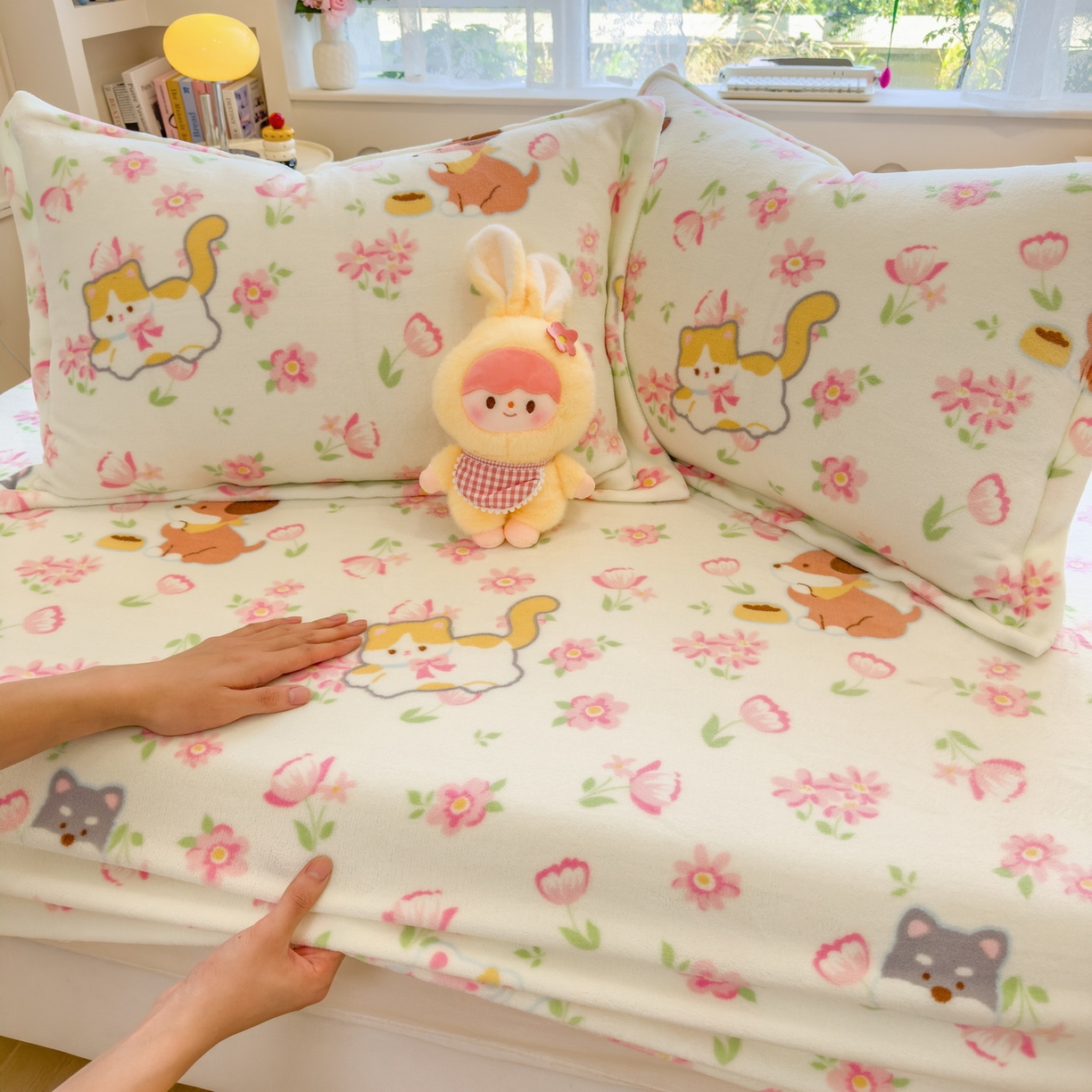 91家纺网 家纺一手货源 找家纺 丝羽坊 2025新款印花小清新牛奶绒印花床笠三件套 花的邂逅