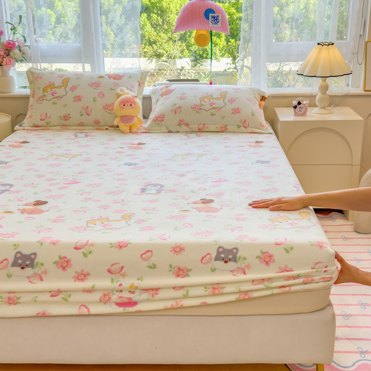 91家纺网 家纺一手货源 找家纺 丝羽坊 2025新款印花小清新牛奶绒印花床笠三件套 花的邂逅