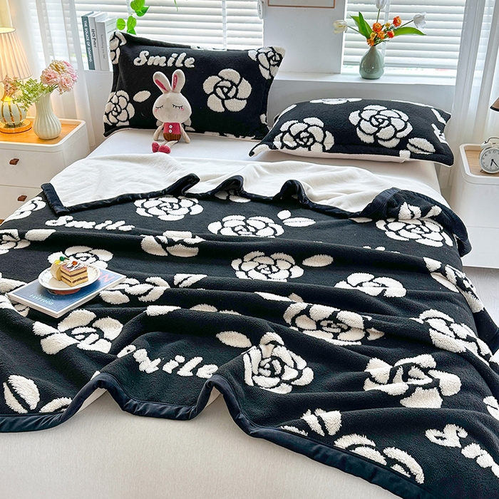 91家纺网 家纺一手货源 找家纺 雅诗帛 2025新款黑白阳离子复合多功能毛毯 山茶花