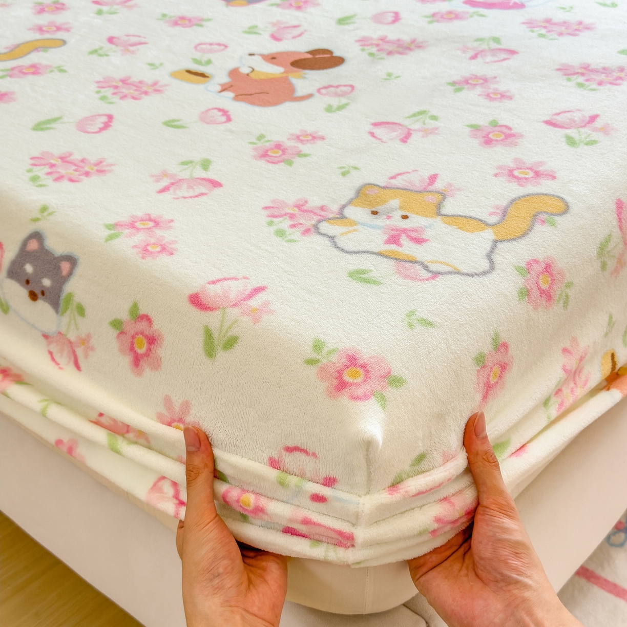 91家纺网 家纺一手货源 找家纺 丝羽坊 2025新款印花小清新牛奶绒印花床笠三件套 花的邂逅