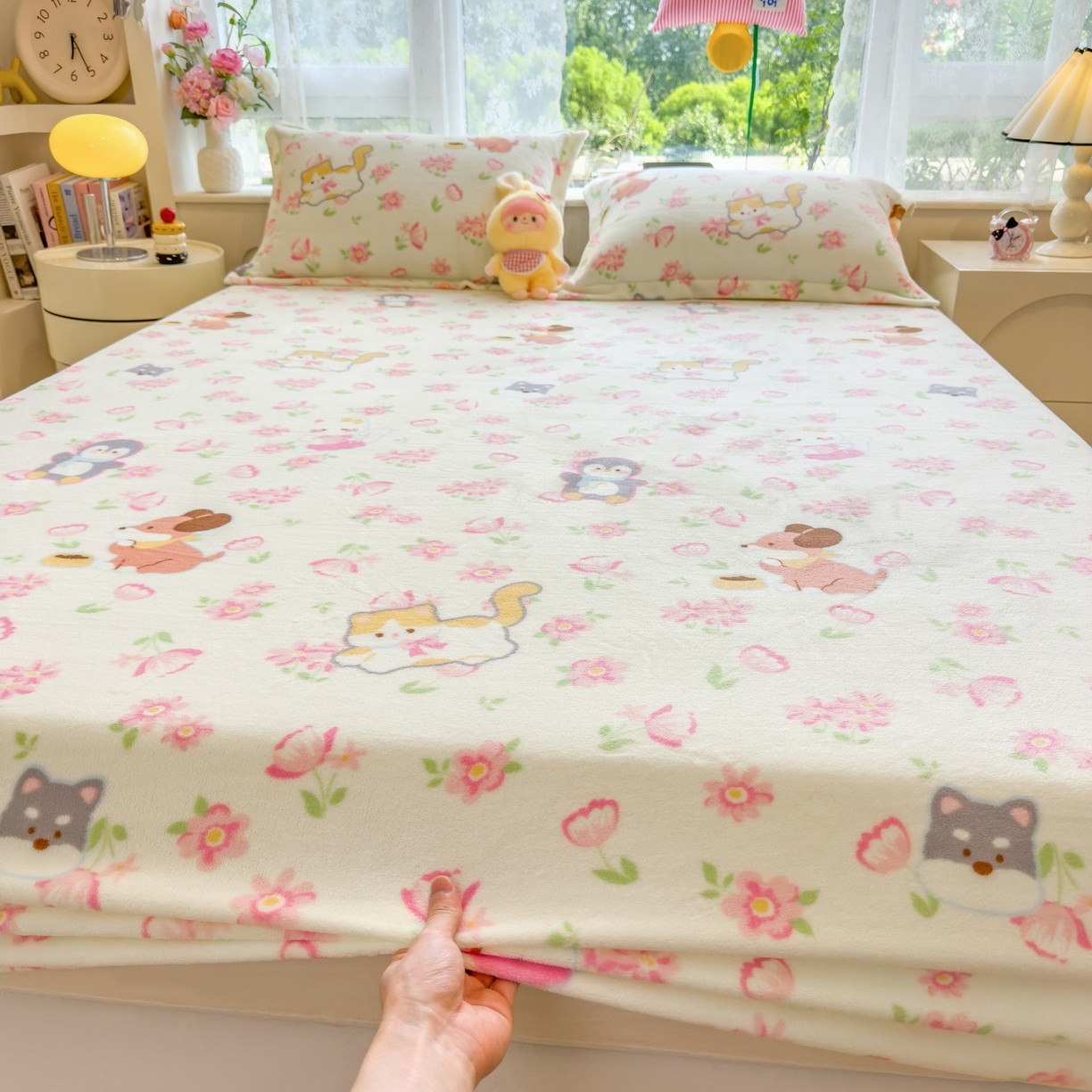 91家纺网 家纺一手货源 找家纺 丝羽坊 2025新款印花小清新牛奶绒印花床笠三件套 花的邂逅