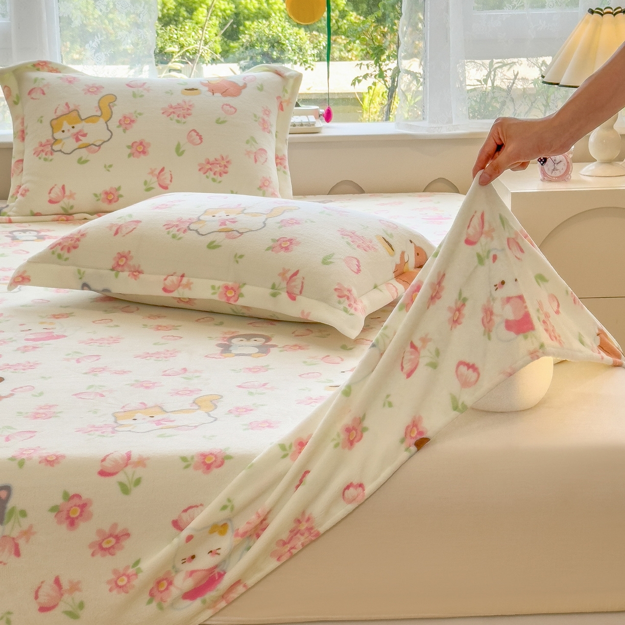 91家纺网 家纺一手货源 找家纺 丝羽坊 2025新款印花小清新牛奶绒印花床笠三件套 花的邂逅