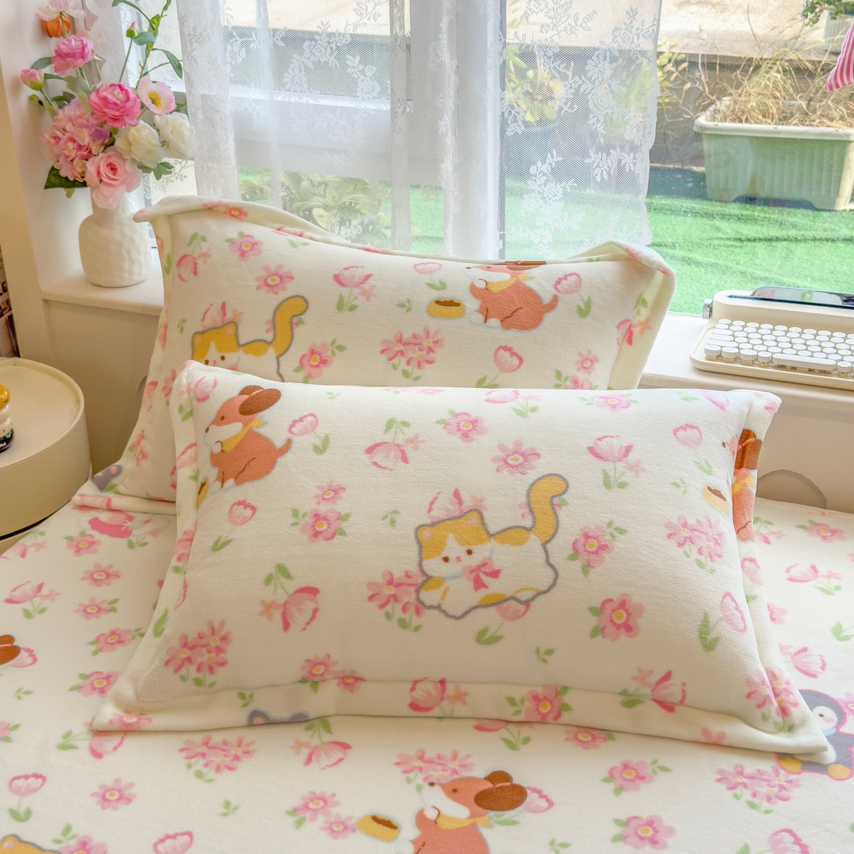 91家纺网 家纺一手货源 找家纺 丝羽坊 2025新款印花小清新牛奶绒印花床笠三件套 花的邂逅