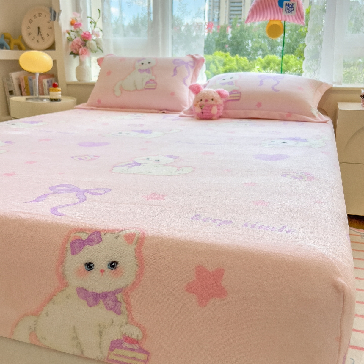 91家纺网 家纺一手货源 找家纺 丝羽坊 2025新款印花小清新牛奶绒印花床笠三件套 公主兔兔