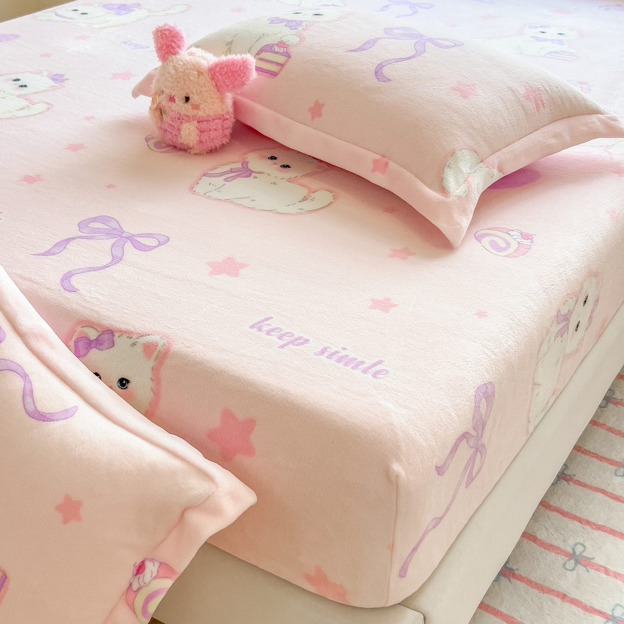 91家纺网 家纺一手货源 找家纺 丝羽坊 2025新款印花小清新牛奶绒印花床笠三件套 公主兔兔