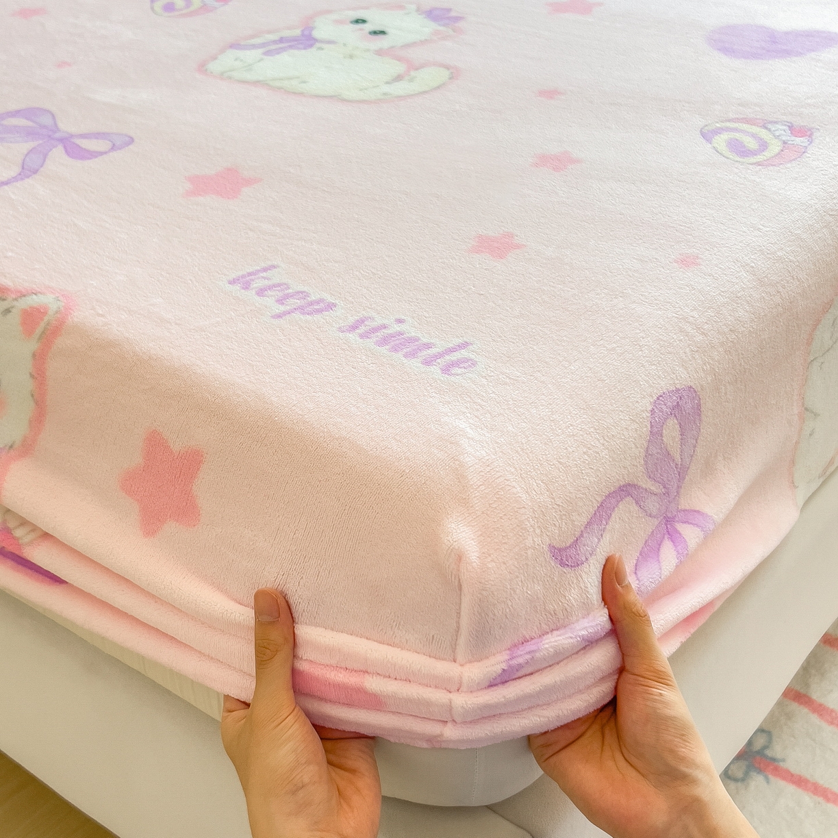 91家纺网 家纺一手货源 找家纺 丝羽坊 2025新款印花小清新牛奶绒印花床笠三件套 公主兔兔