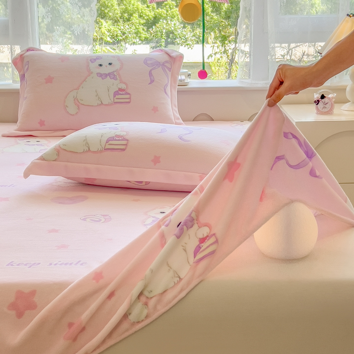 91家纺网 家纺一手货源 找家纺 丝羽坊 2025新款印花小清新牛奶绒印花床笠三件套 公主兔兔