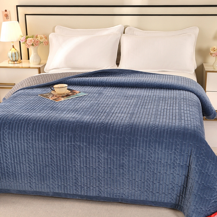 91家纺网 家纺一手货源 找家纺 尚品凤凰 2025新款加厚宝宝绒直角绗缝夹棉单床盖单品床盖单件床盖 宝蓝