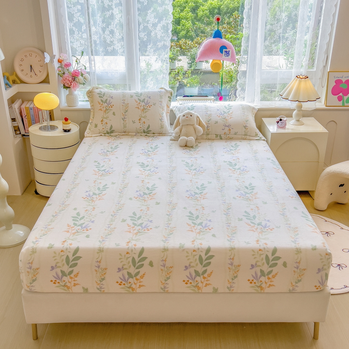 91家纺网 家纺一手货源 找家纺 丝羽坊 2025新款印花小清新牛奶绒印花床笠三件套 花间密语