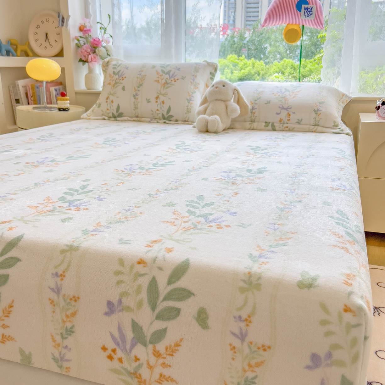 91家纺网 家纺一手货源 找家纺 丝羽坊 2025新款印花小清新牛奶绒印花床笠三件套 花间密语