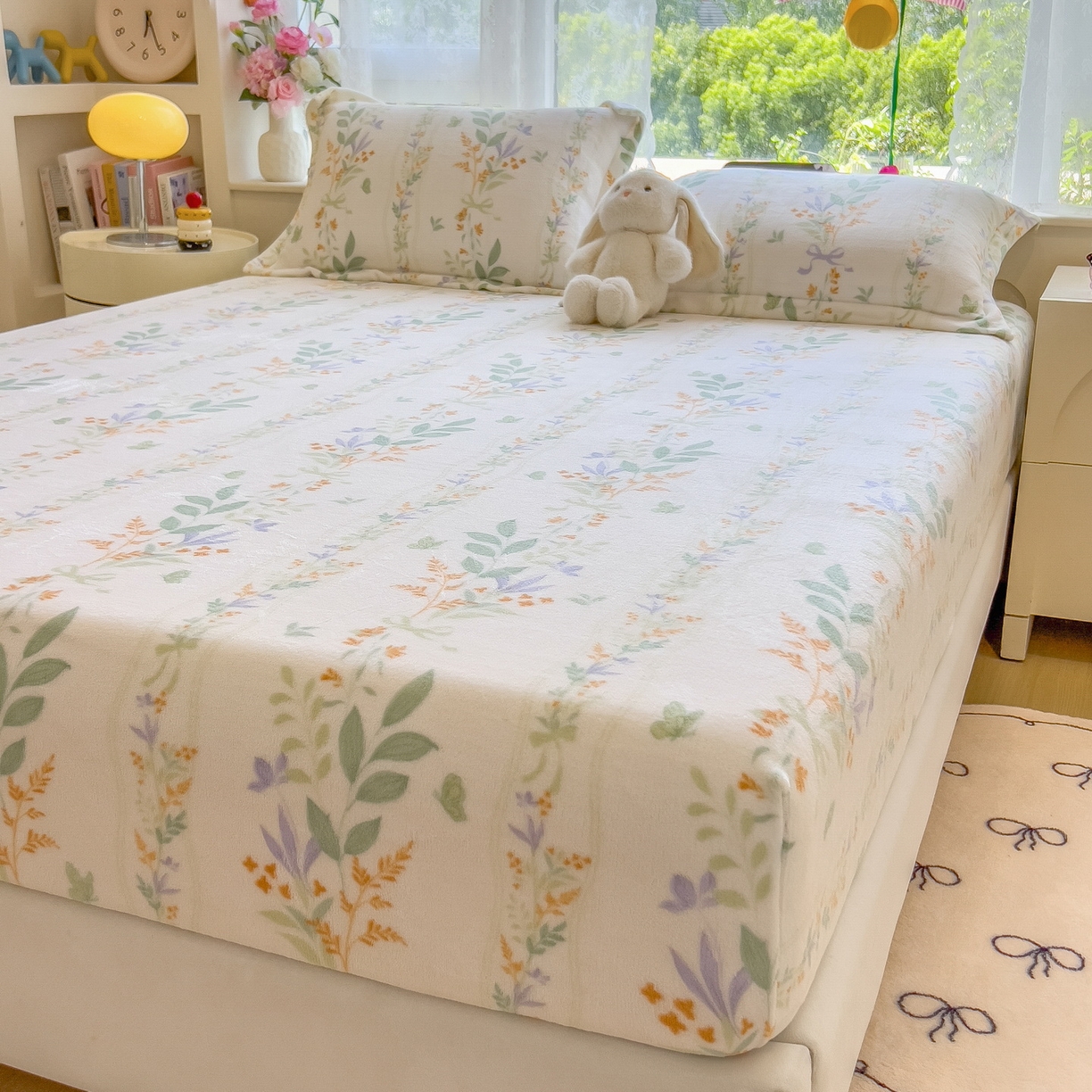 91家纺网 家纺一手货源 找家纺 丝羽坊 2025新款印花小清新牛奶绒印花床笠三件套 花间密语