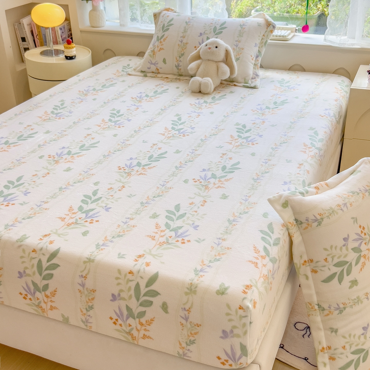 91家纺网 家纺一手货源 找家纺 丝羽坊 2025新款印花小清新牛奶绒印花床笠三件套 花间密语