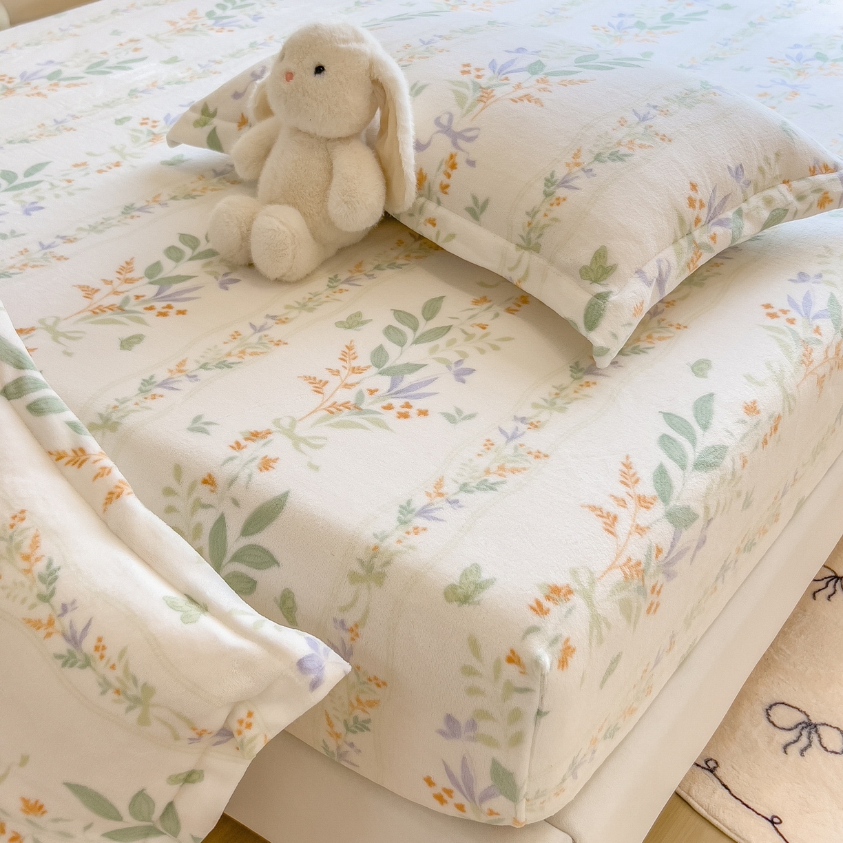 91家纺网 家纺一手货源 找家纺 丝羽坊 2025新款印花小清新牛奶绒印花床笠三件套 花间密语