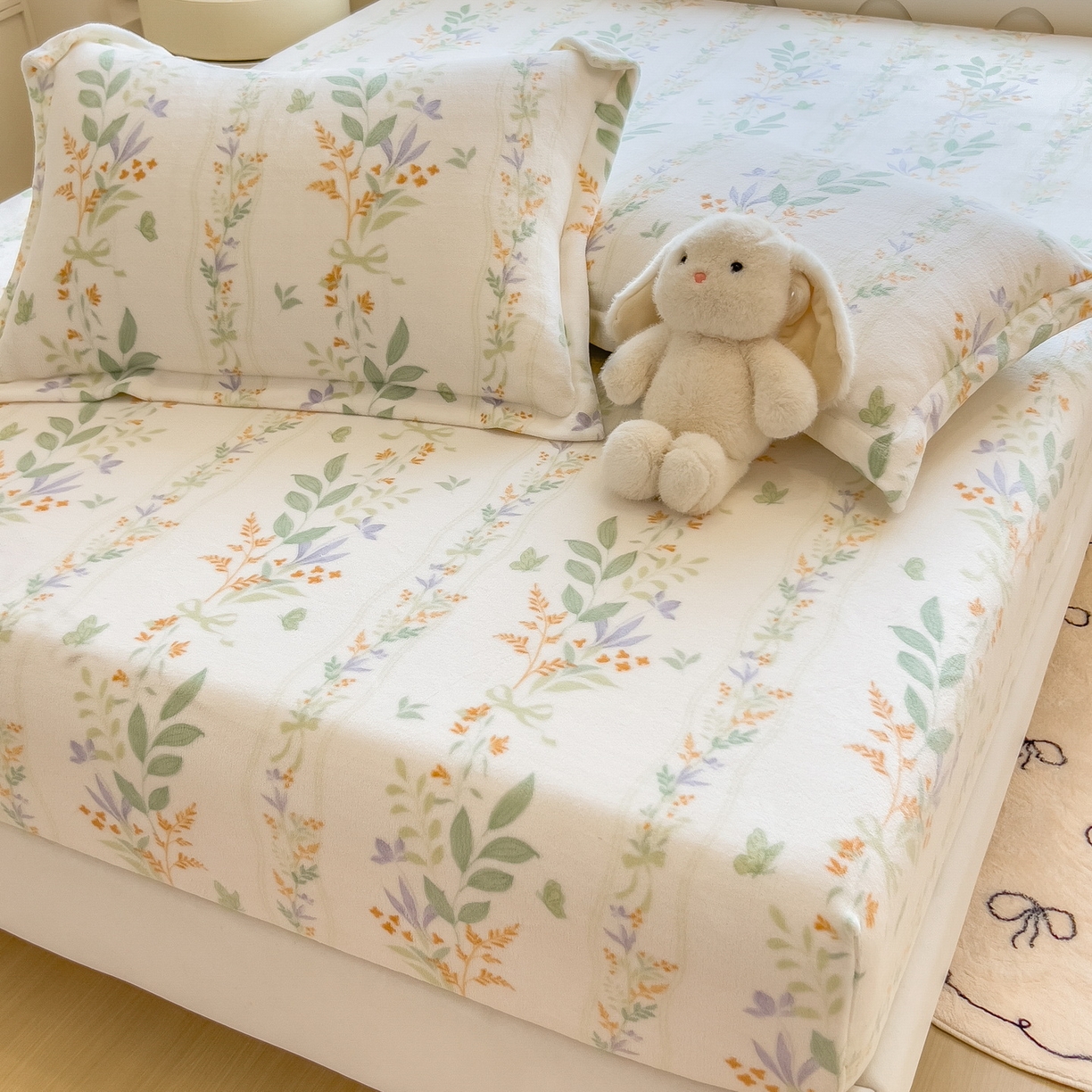 91家纺网 家纺一手货源 找家纺 丝羽坊 2025新款印花小清新牛奶绒印花床笠三件套 花间密语