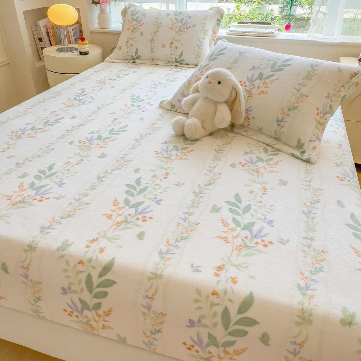 91家纺网 家纺一手货源 找家纺 丝羽坊 2025新款印花小清新牛奶绒印花床笠三件套 花间密语