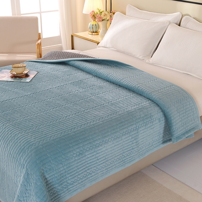 91家纺网 家纺一手货源 找家纺 尚品凤凰 2025新款加厚宝宝绒直角绗缝夹棉单床盖单品床盖单件床盖 湖蓝色