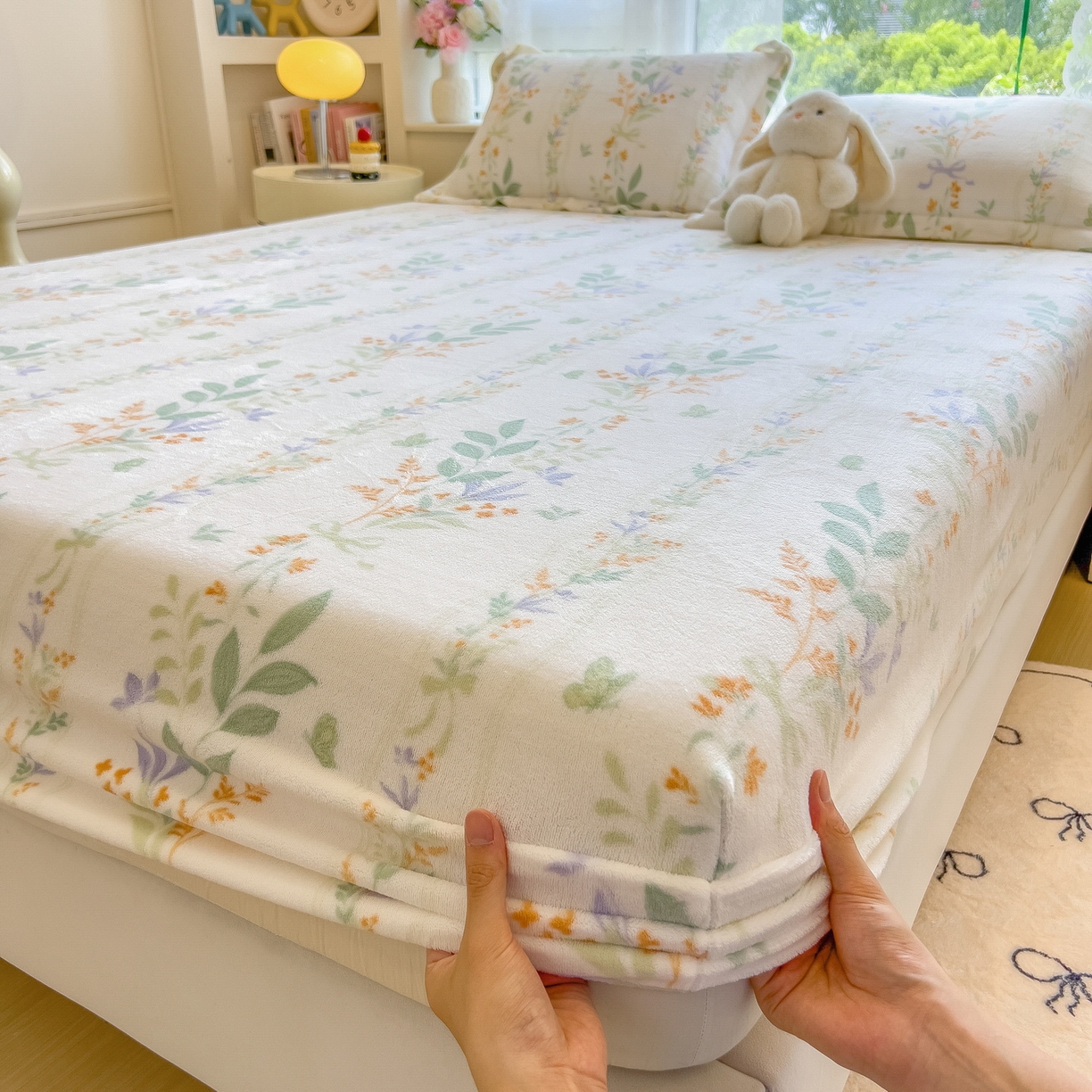 91家纺网 家纺一手货源 找家纺 丝羽坊 2025新款印花小清新牛奶绒印花床笠三件套 花间密语