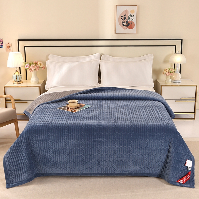 91家纺网 家纺一手货源 找家纺 尚品凤凰 2025新款加厚宝宝绒直角绗缝夹棉单床盖单品床盖单件床盖 宝蓝