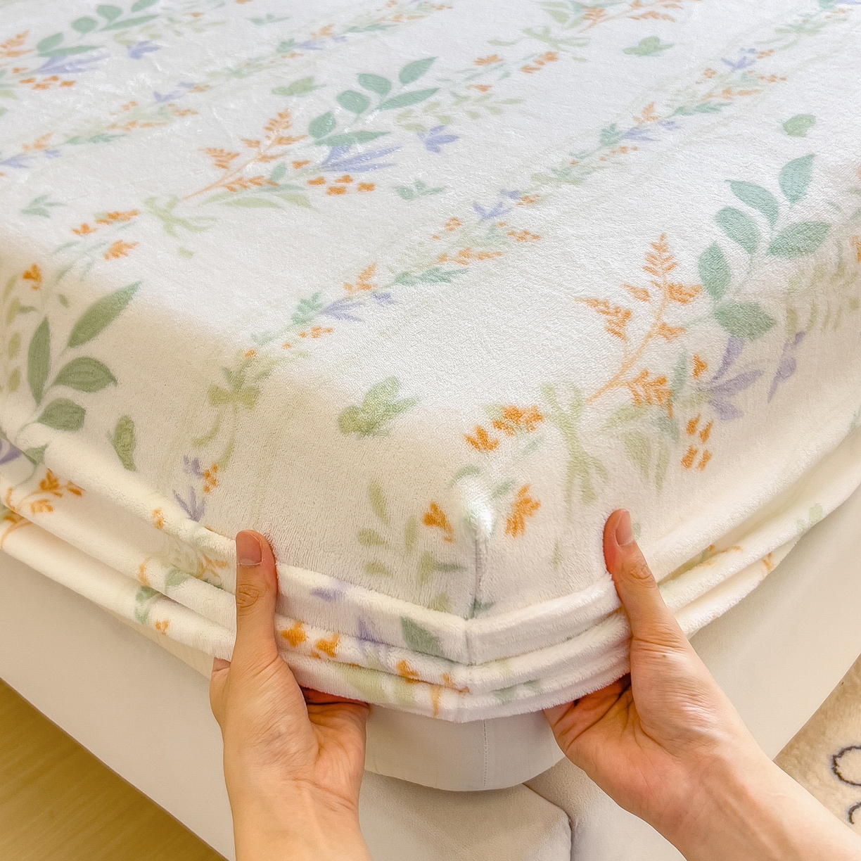 91家纺网 家纺一手货源 找家纺 丝羽坊 2025新款印花小清新牛奶绒印花床笠三件套 花间密语