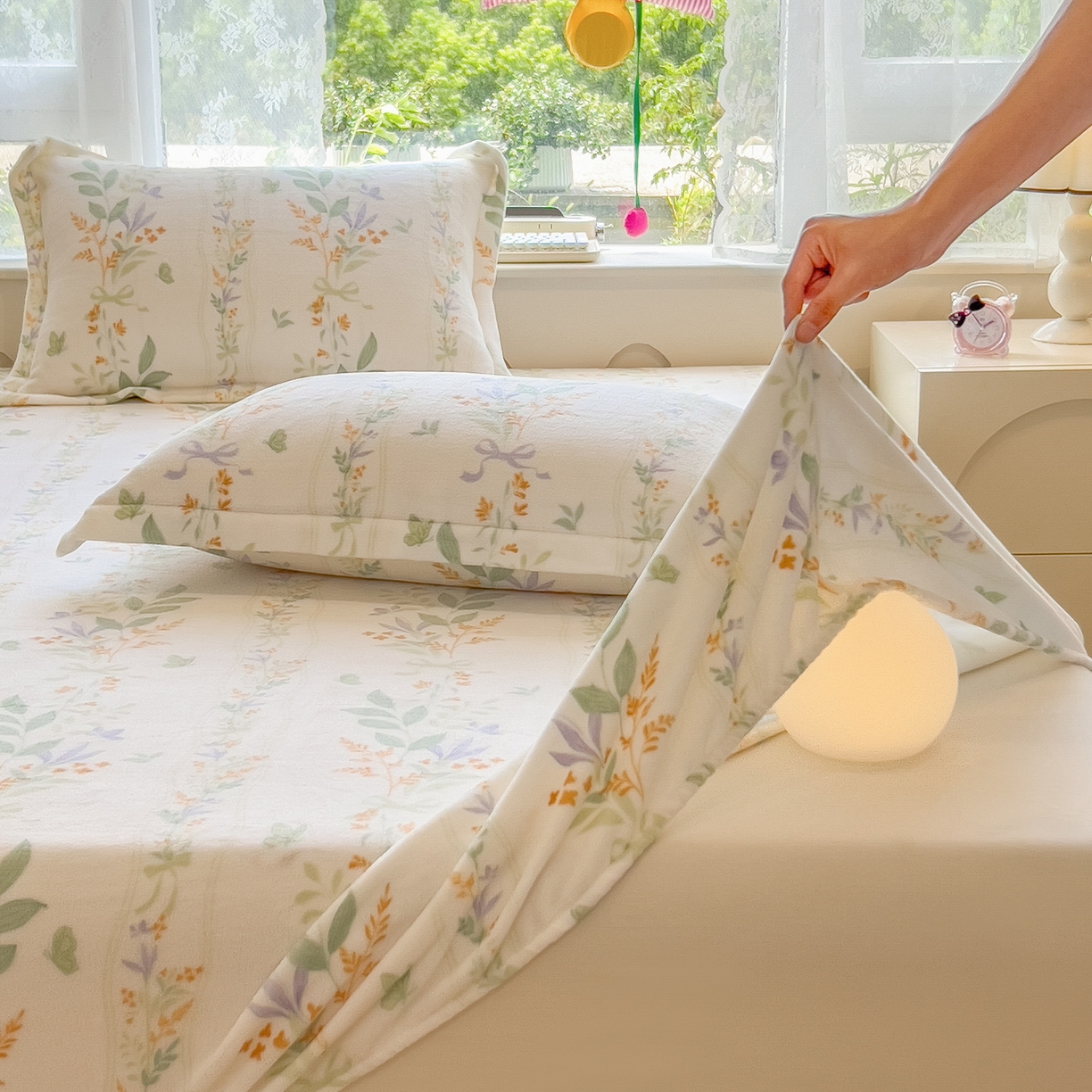 91家纺网 家纺一手货源 找家纺 丝羽坊 2025新款印花小清新牛奶绒印花床笠三件套 花间密语